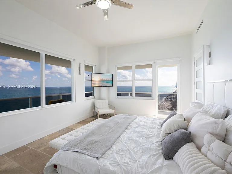3725 Ocean Dr #Penthouse 02 — Photo 4