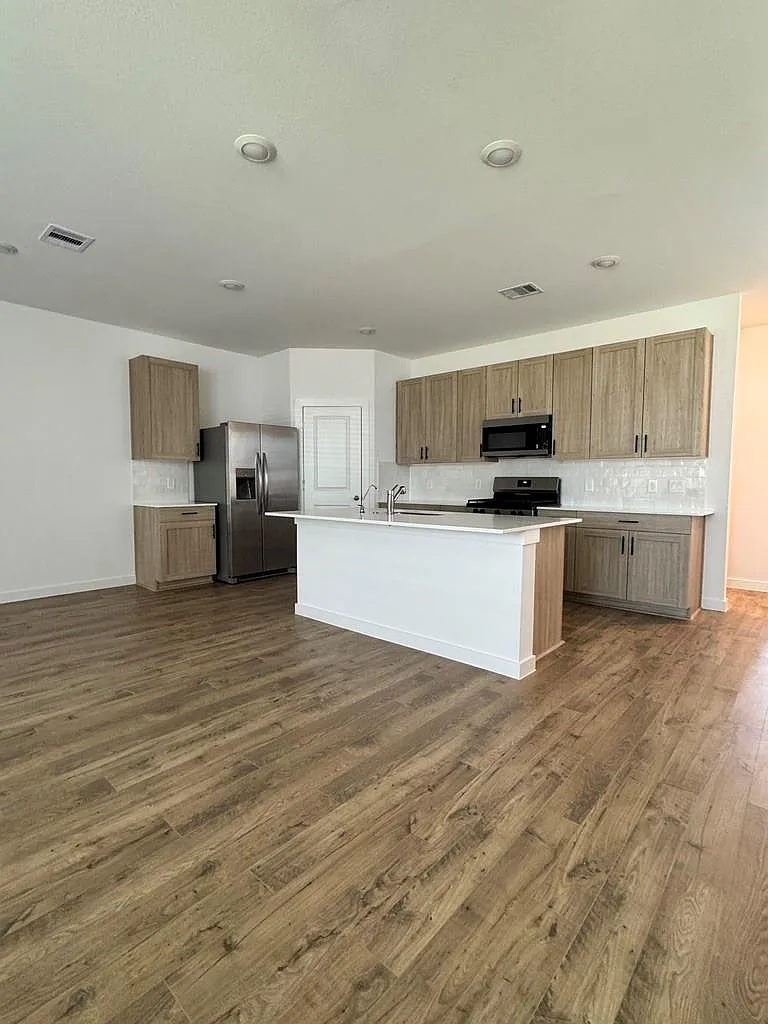 3 bed, 2.5 bath, 1913 sqft, $2,200 — Photo 4