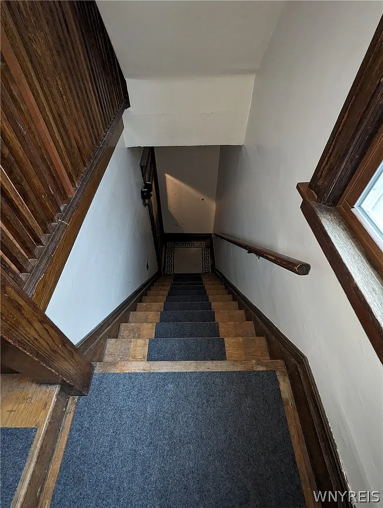 3 bed, 1.0 bath, 2934 sqft, $1,300 — Photo 2