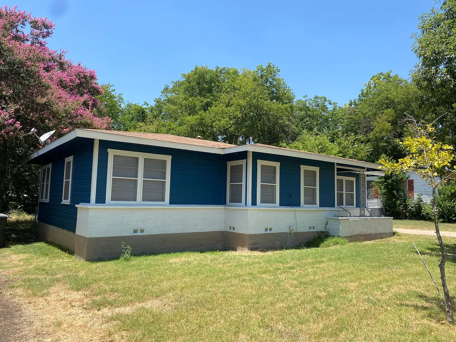 3 bed, 1300 sqft, $1,450 — Photo 2