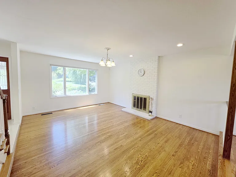 105 Dover Ct — Photo 5