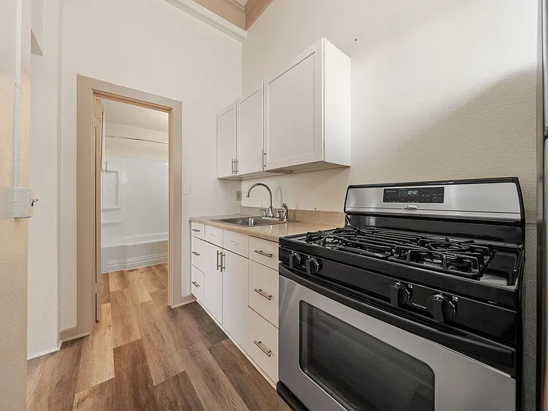 207 Chester Ave — Photo 10