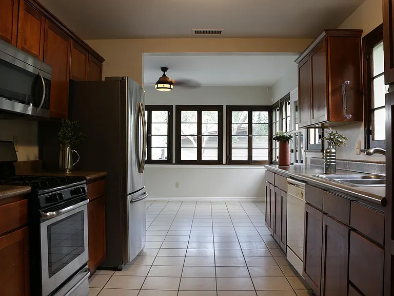 1031 Campus Ave #E — Photo 9