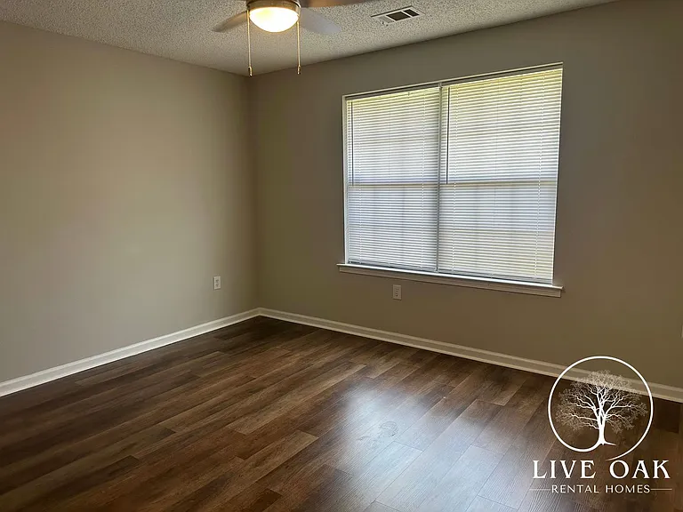 2323 Rowe St — Photo 6