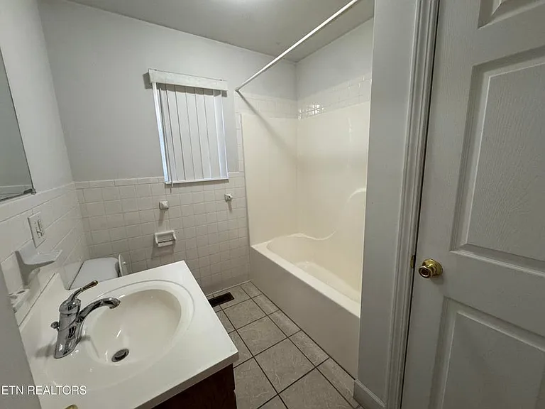 715 Gloucester Ave — Photo 15