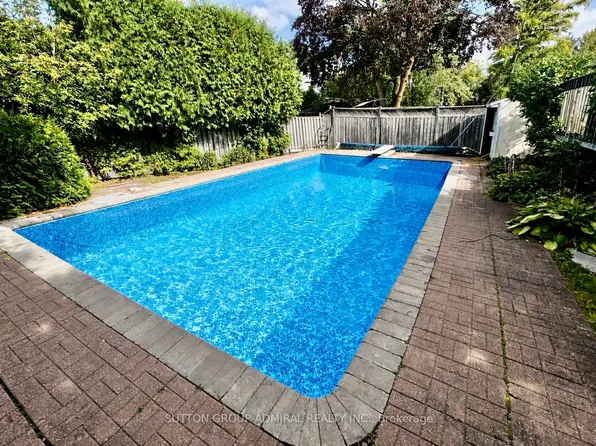 8 Iber Ct, Aurora, ON L4G 1V5