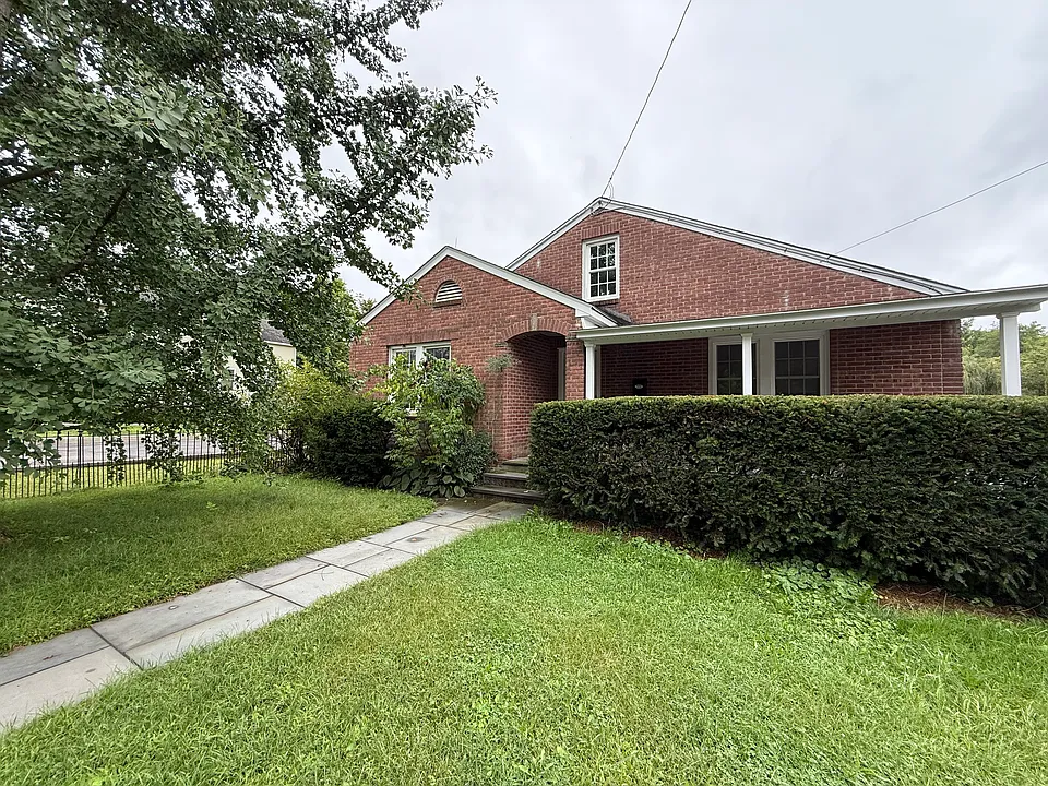 85 E Main St