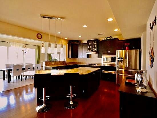 BEAUTIFUL Kitchen and breakfast nook(feels more like a sun room with the great lighting!) GREAT SPACE FOR ENTERTAINING!