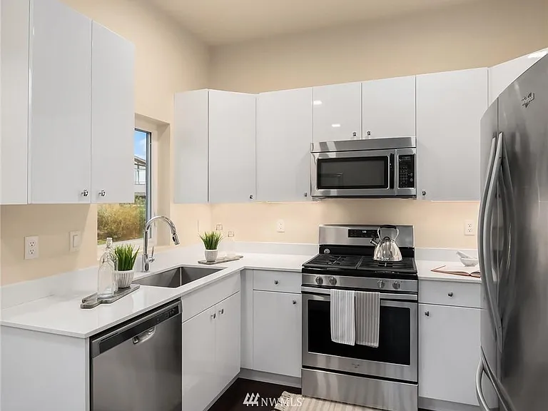 672 W Emerson St — Photo 10