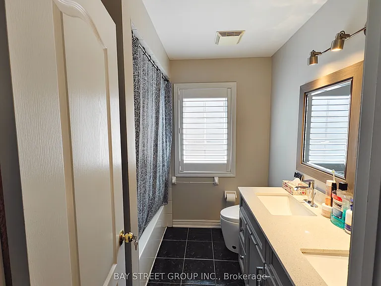 2466 Felhaber Cres — Photo 25