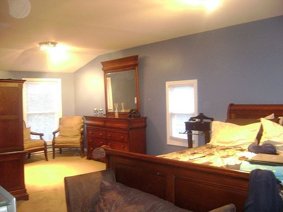 master bedroom 15'x26' w/7'x10 walkin closet and masterbath w/2 person jacuzzi