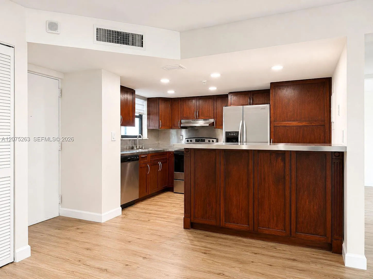 Bayview Tower Condo — Photo 4