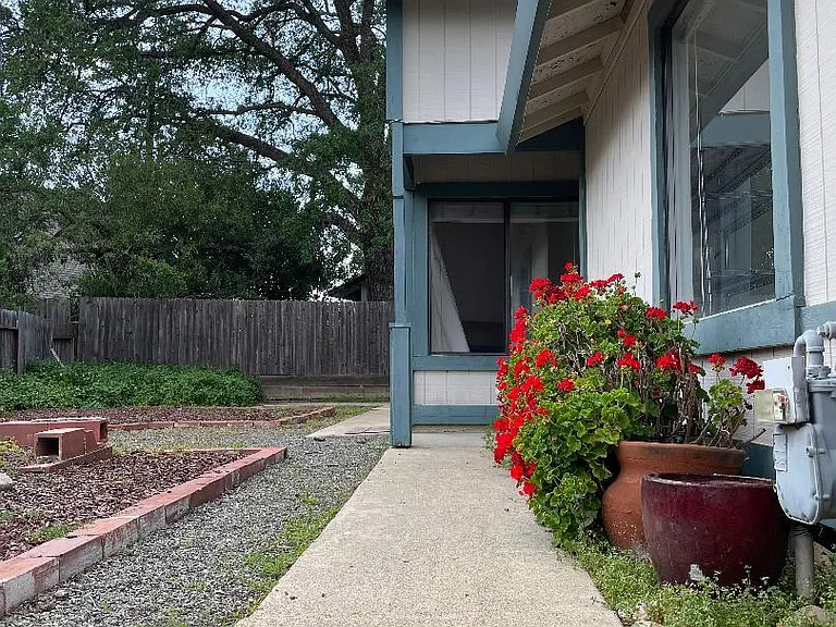 Thornwood Dr — Photo 14