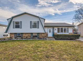 63 Hickory Dr, Lindenhurst, IL