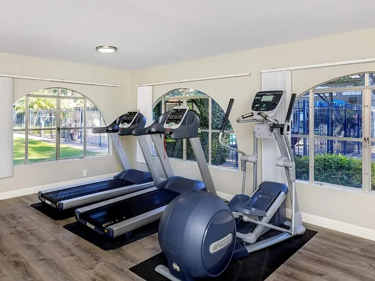 Vio Cerritos — Photo 14