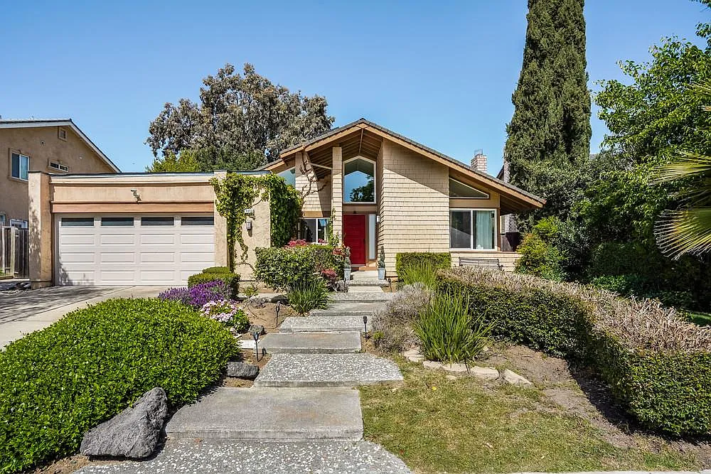 3573 Peak Dr photo 1