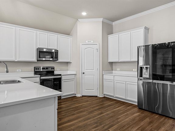 4th image of 3125 Risinger Rd