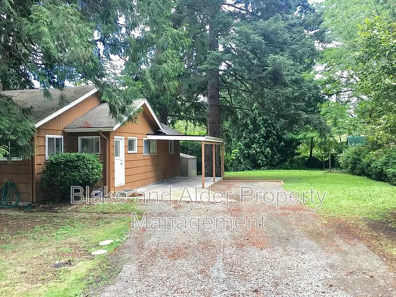 3 bed, 1.0 bath, 1320 sqft, $2,395 — Photo 2
