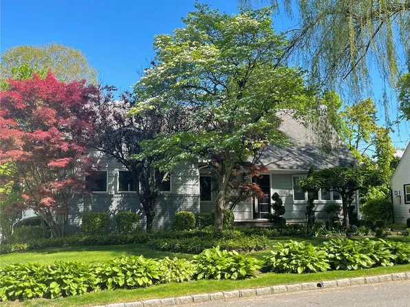 7 Henry Street, Great Neck, NY 11023