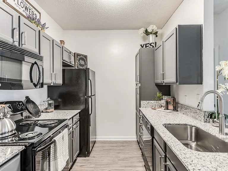 2BD, 2BA - 1150SF - Kitchen