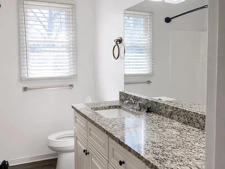 320 Seagraves Dr — Photo 2