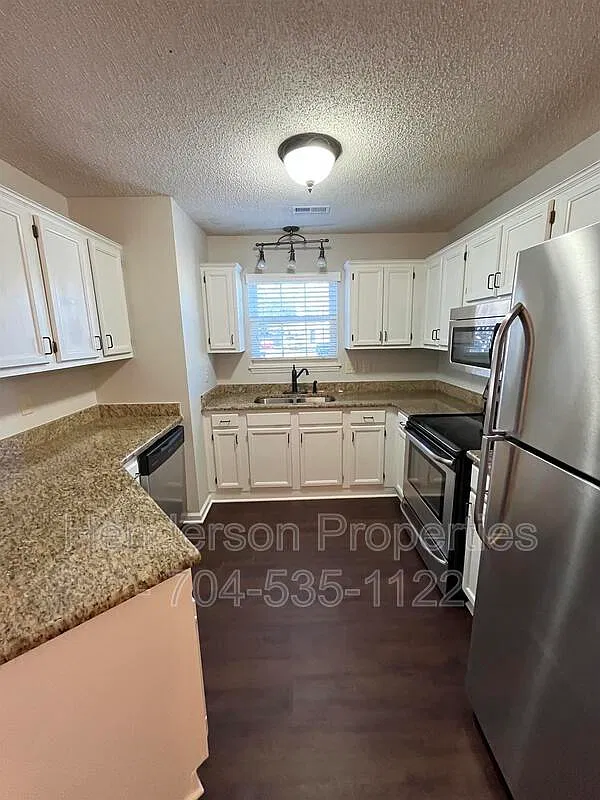 3 bed, 2.0 bath, 1021 sqft, $1,650 — Photo 4