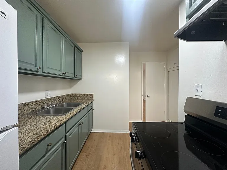 2666 Ellendale Pl — Photo 11
