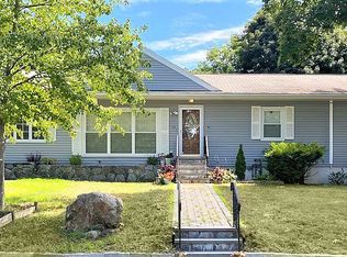 17 Cleghorn Ln, Tewksbury, MA 01876