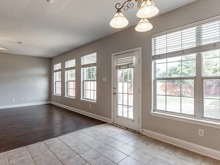 1100 Cedar Valley Dr — Photo 7