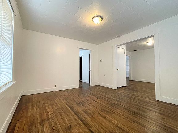 4th image of 912 E 3rd Ave