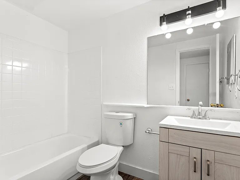 Mohawk Green Apartments — Photo 36