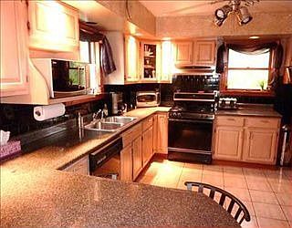 Kitchen w/ceramic tile
