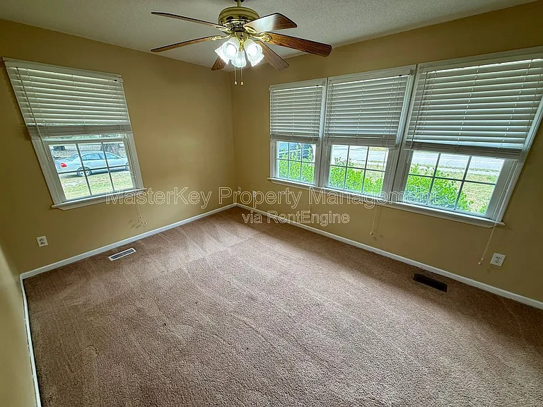 204 W Barbee St — Photo 11