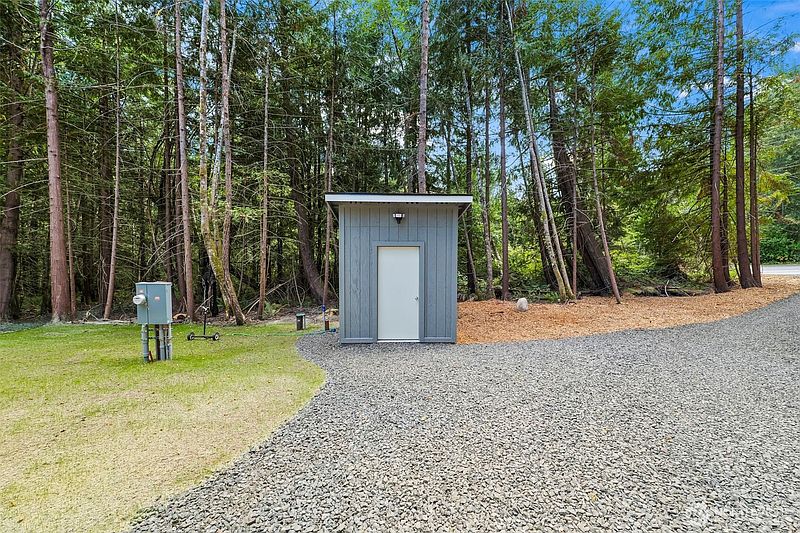 5th image of 3975 Salmonberry Road SE