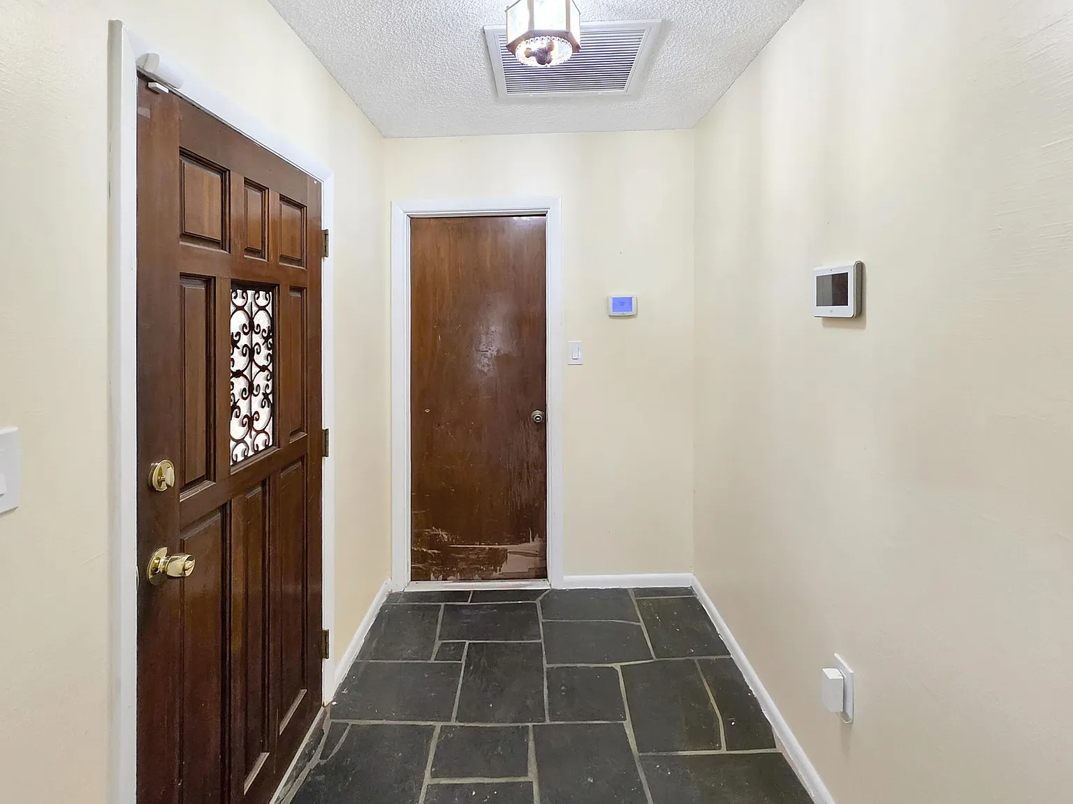 3 bed, 2.0 bath, 1401 sqft, $2,500 — Photo 3