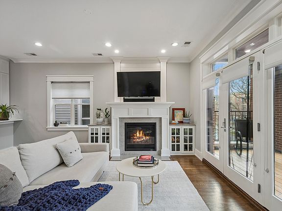 3rd image of 3813 N Kenmore Ave #2S