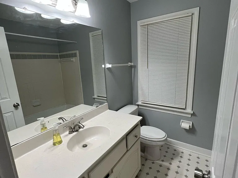Photo of upstairs hall bathroom