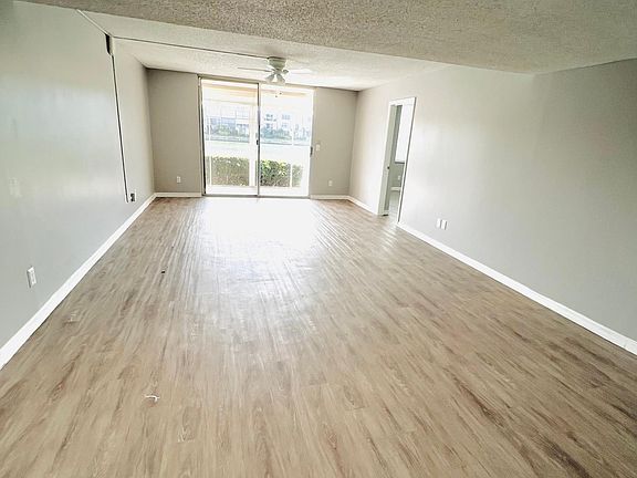 3rd image of 7625 Sun Island Dr S APT 105
