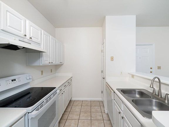 5th image of 1600 Long Grove Dr Unit 228