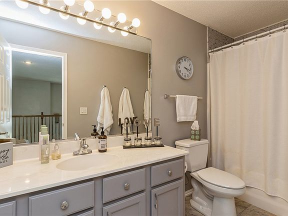 4th image of 2400 River Ridge Dr