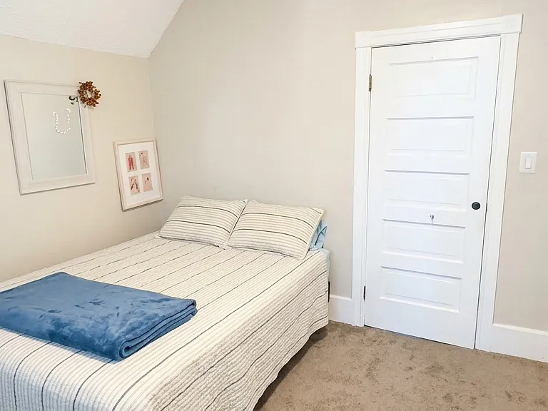209 N Van Buren St #C — Photo 7