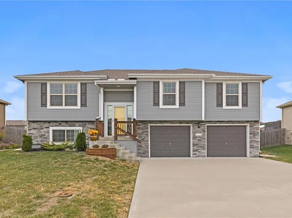 1005 SW Chickadee Dr, Oak Grove, MO 64075