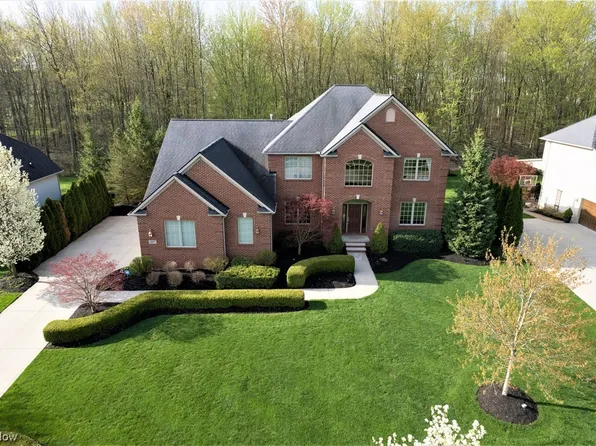 32977 Saint James Trl, Avon, OH 44011