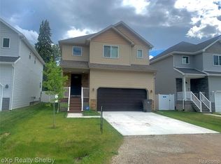 15902 Camperdown Ave, Clinton Township, MI 48035