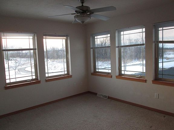 Bedroom 12 x 13.5 ft