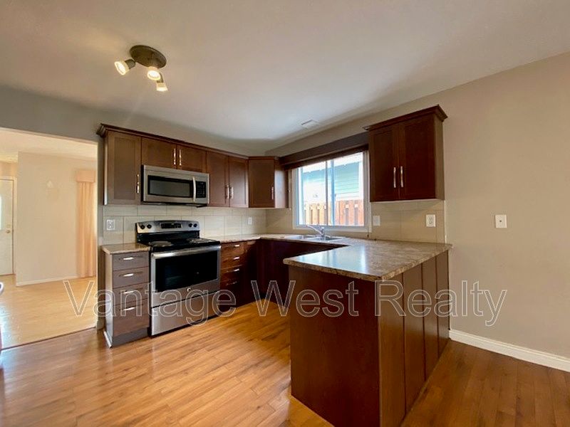 1st image of 826A Lawson Ave