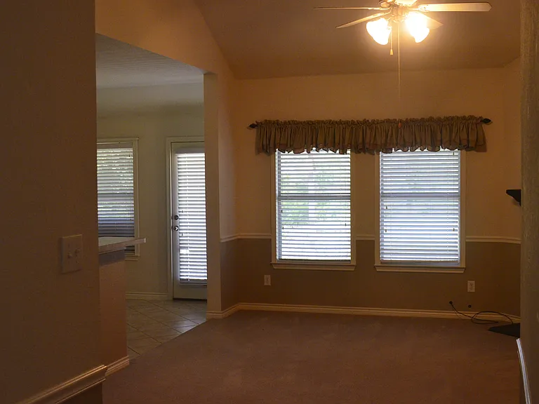 981 Crockett Dr — Photo 8