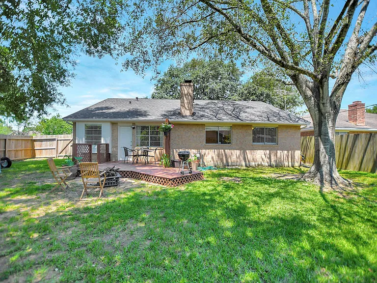 21902 Meadowhill Dr — Photo 32