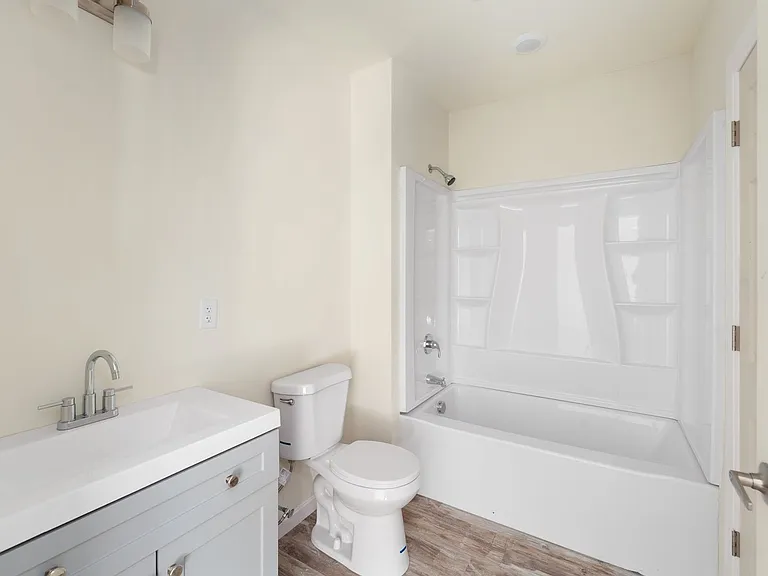 Pine Street Apartments — Photo 7