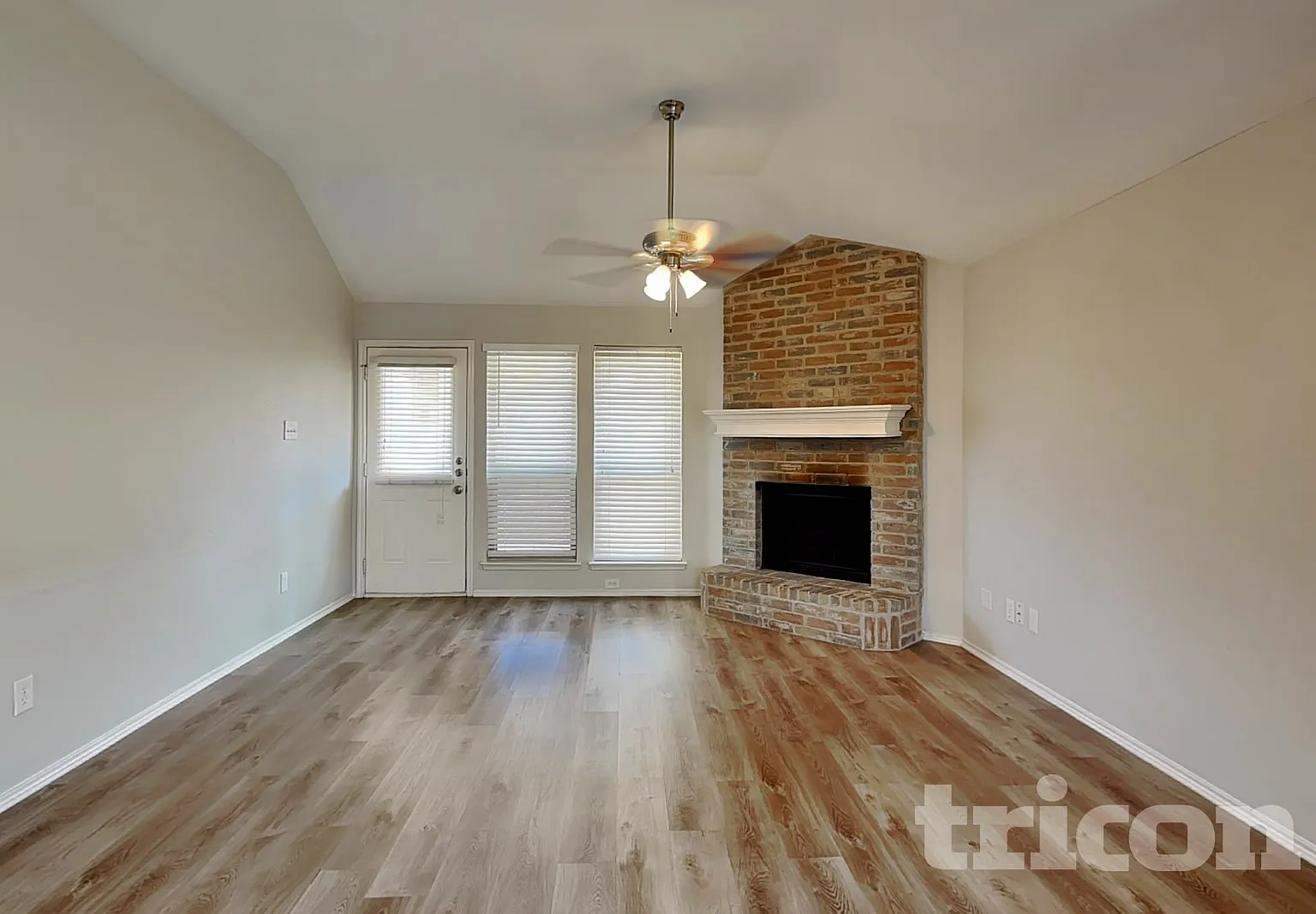 304 Sardius Boulevard Granbury TX — Photo 2